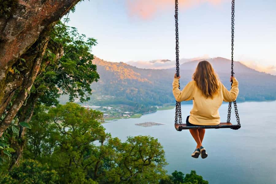 Bali: Lake Bratan, Handara Gate, Waterfall & Swing Tour - Lunch is a useful pause, but not included
