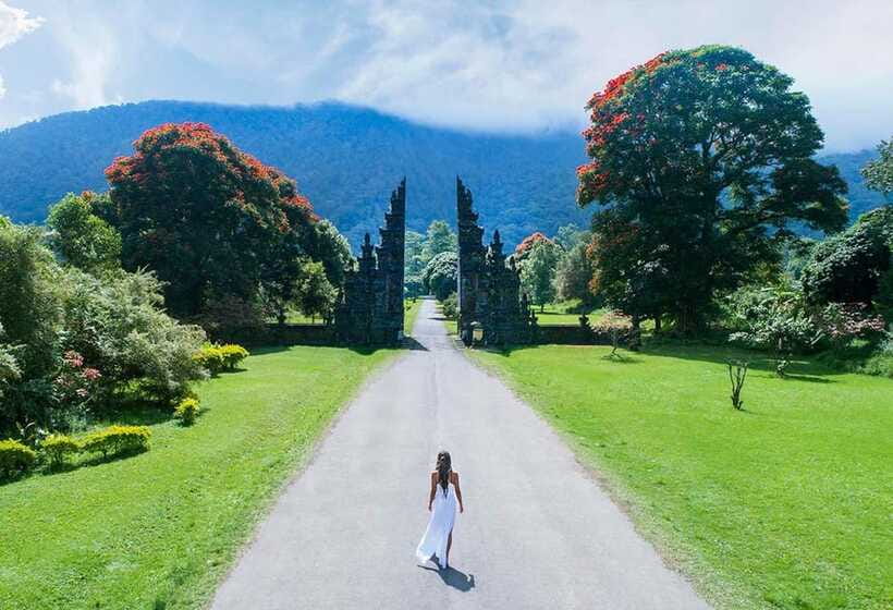 Bali: Lake Bratan, Handara Gate, Waterfall & Swing Tour - The guide can make or break the day