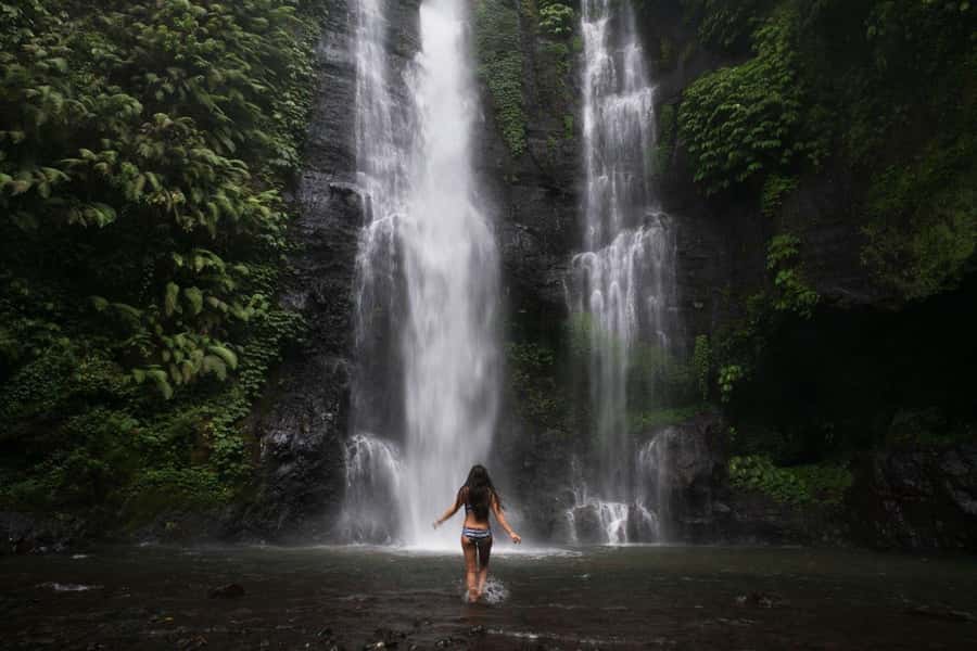 Bali: Lake Bratan, Handara Gate, Waterfall & Swing Tour - Ulun Danu Beratan, Bali’s lakeside landmark