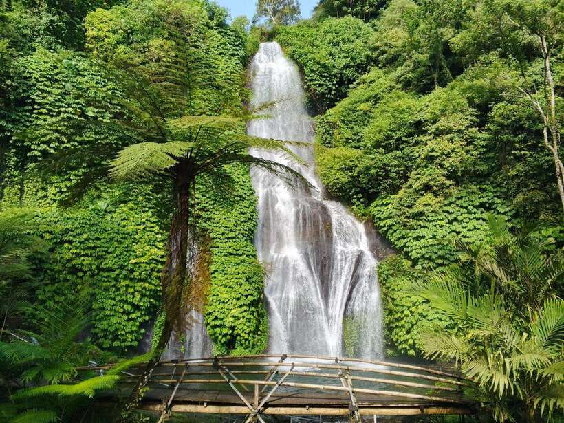 Bali: Lake Temple, Jatiluwih Rice Terrace & Waterfall Tour - Ulun Danu Beratan Temple Above the Lake