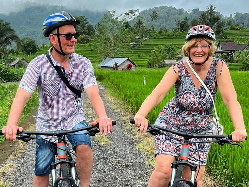 Bali: Sidemen Valley Cycling Tour with Gembleng Waterfall - Riding through rice fields and village lanes