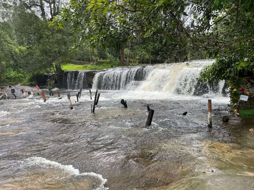 Banteay Srei, Kulen Waterfall & Beng Mealea Small-Group Tour - Phnom Kulen: Buddha, carvings, and water