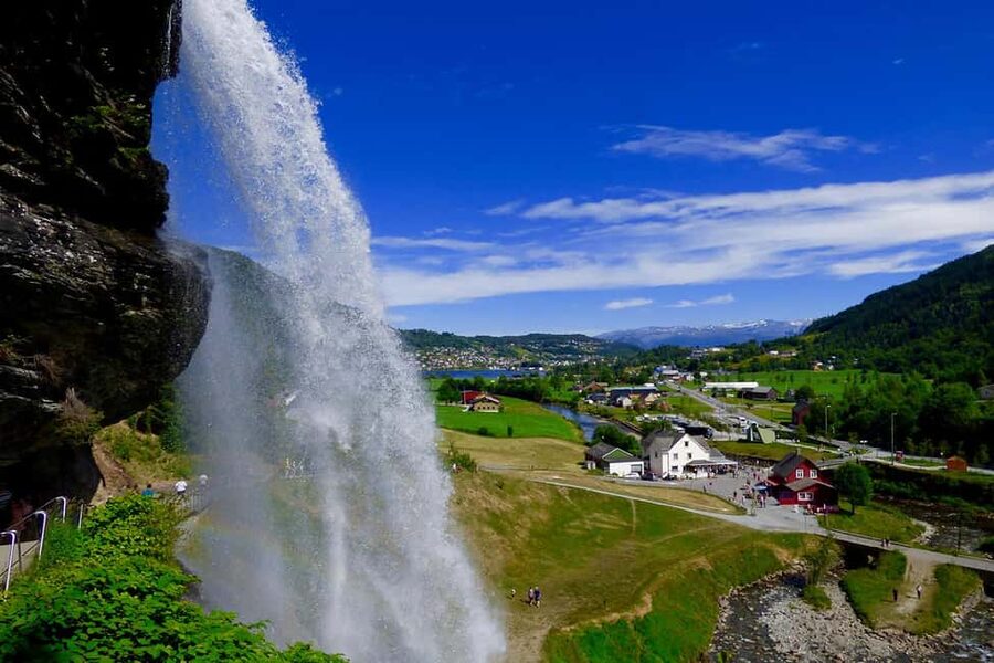 Bergen: Hardangerfjord & Waterfalls Bus Tour with Apple Pie - Leaving Bergen for the Hardanger region