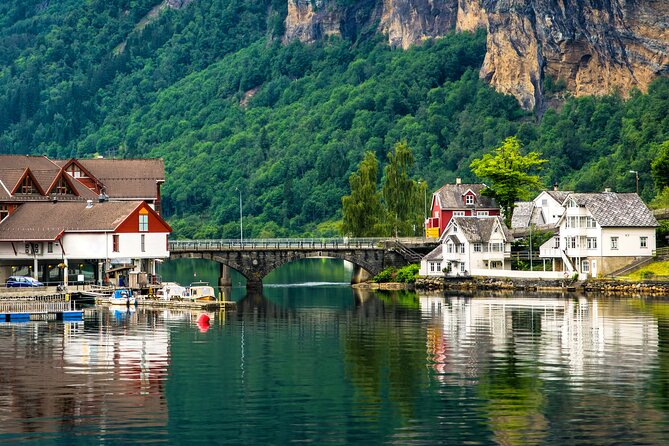 Bergen in a day, Guided tour: Old Town, Waterfalls & Waffles - Returning to Bergen and seeing Bryggen