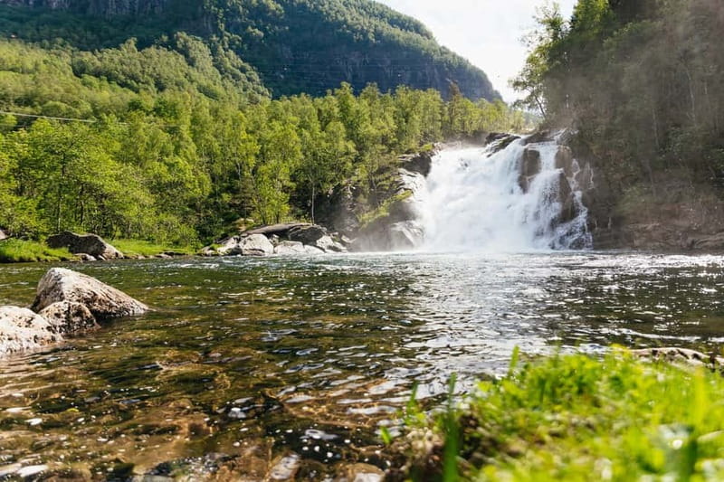 Bergen: Old Town and Waterfalls Guided Tour with Waffles - The highlight: walking behind Steinsdalsfossen