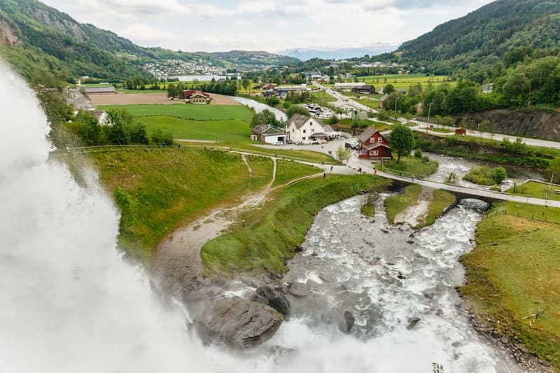 Bergen: Old Town and Waterfalls Guided Tour with Waffles - A quick Bergen orientation before the countryside