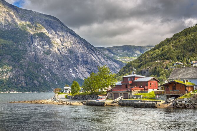 Bergen : Private Waterfalls and Wonders Tour in Norway - Walking behind Steinsdalsfossen