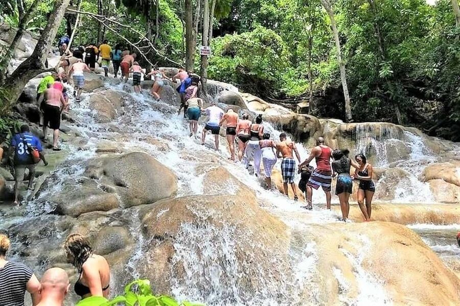 Blue Hole, Secret Falls, and Dunn's River Falls Combo Day-Tr - The morning ride from Montego Bay to Ocho Rios