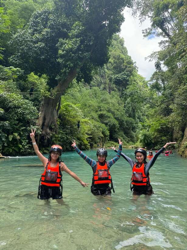 Cebu: Kawasan Falls Canyoneering & Zipline Experience - Lunch by the beach in Badian