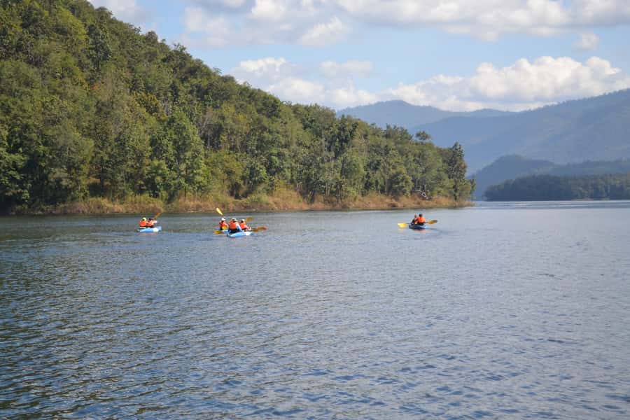 Chiang Mai: Sticky waterfall, lake kayak and cycling tour - Floating lunch with Thai food