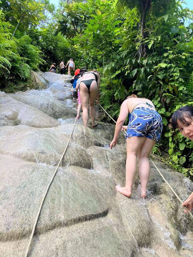 Chiang Mai: Sticky Waterfall scenic loop unseen lake &temple - Wat Phra That Doi Saket: a strong opening view