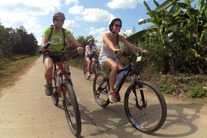 Cycling tour and Buatong waterfall - Wat Ban Den and a Temple-Side Pause