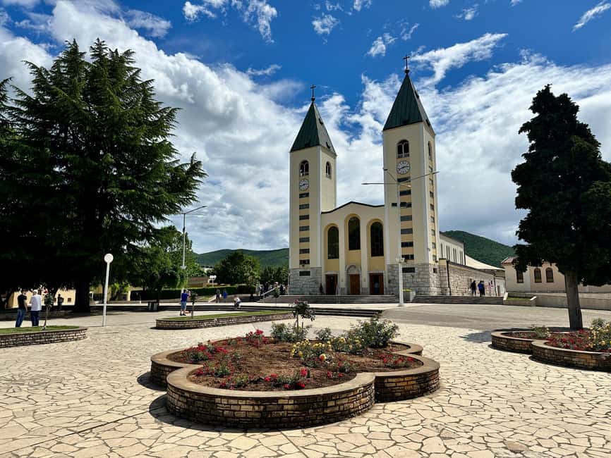 Dubrovnik: Private Tour to Međugorje and Kravice Waterfalls - Leaving Dubrovnik and crossing into Bosnia and Herzegovina