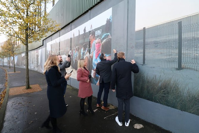 Falls road Murals Walking Tour with former prisoners - How the 90-minute format works for your day