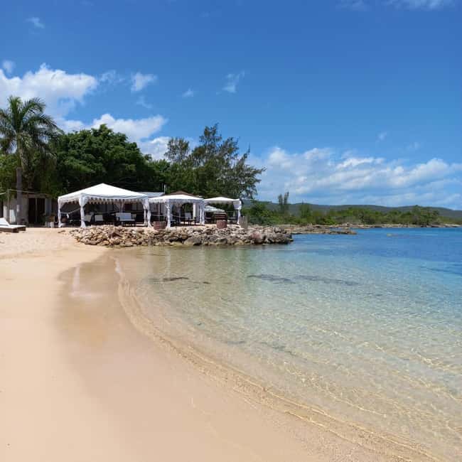 Falmouth: Bamboo Beach Club & Dunn's River Falls - From Falmouth port into the Jamaican countryside