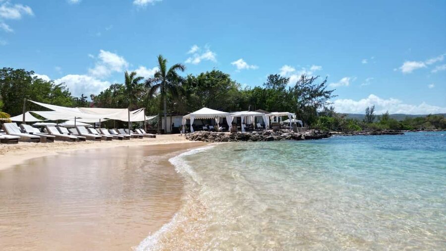 Falmouth: Bamboo Beach Club & Dunn's River Falls - The main strengths and the fair warnings
