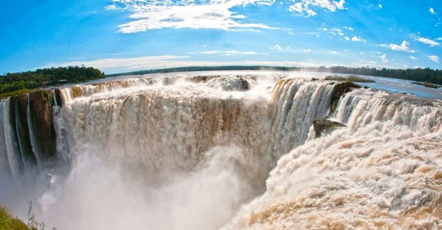 From Foz do Iguaçu: Argentinian Iguazu Falls with Ticket - How the guide affects the day