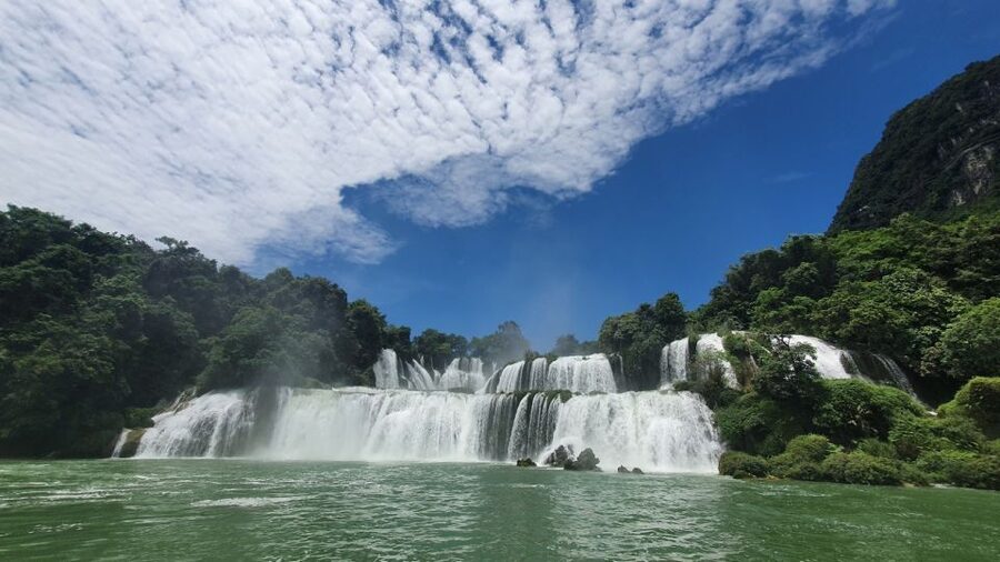 From Hanoi: 2-Day Ban Gioc Waterfall Tour - Mat Than Mountain and the Quang Uyen lunch stop