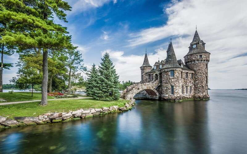 From Montreal: Toronto, Niagara Falls & 1000 Islands Tour - Who should book this two-day route?
