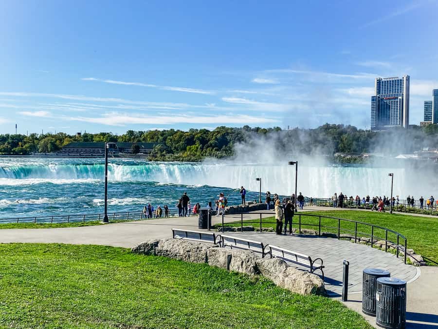 From NYC: 1-Day Niagara Falls Tour - Morning arrival and breakfast near the falls