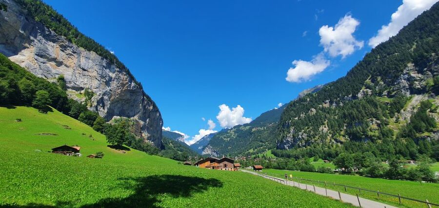 From Zurich: Waterfalls Valley & Aareschlucht Gorge Day Tour - Entering the Lauterbrunnen Valley of 72 waterfalls