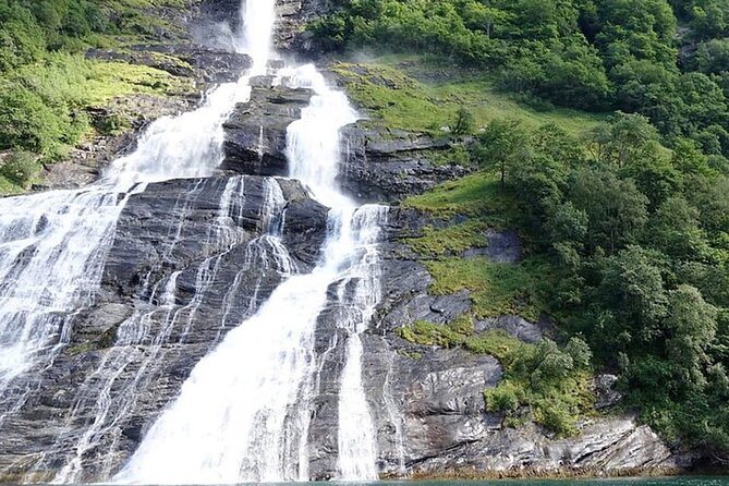 Geiranger Fjord Tour with Waterfall Tasting - What the high rating tells you, and what it does not