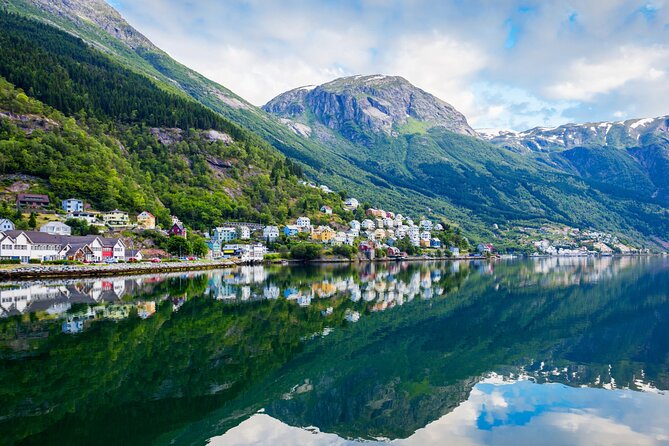 Guided tour to Hardanger Fjord, Waterfalls and Ferry Crossing - Leaving Bergen for the Trengereid viewpoint