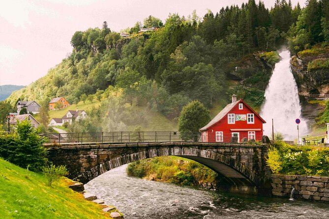 Guided tour to Hardangerfjord with Waterfalls and Ferry Crossing - What this Hardangerfjord day actually offers