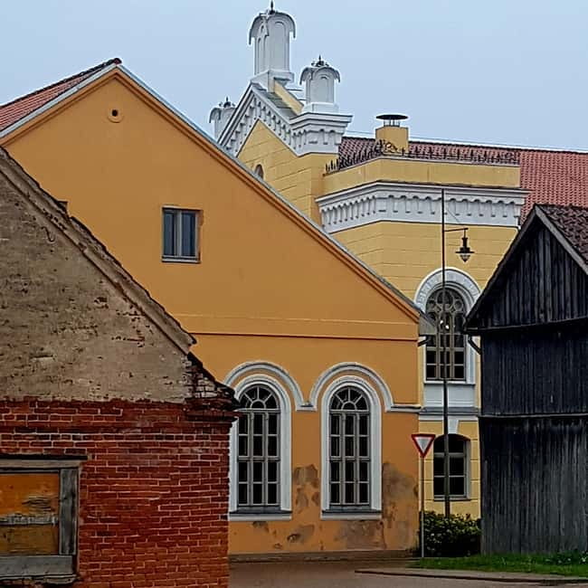 Guided Tour to UNESCO Kuldiga town & Venta River Waterfall - Arriving in UNESCO-listed Kuldiga
