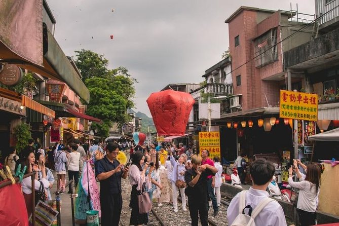 Half Day Private Tour to Jiufen, Shifen Waterfall & Pingxi Sky Lantern - What the private car adds to the price
