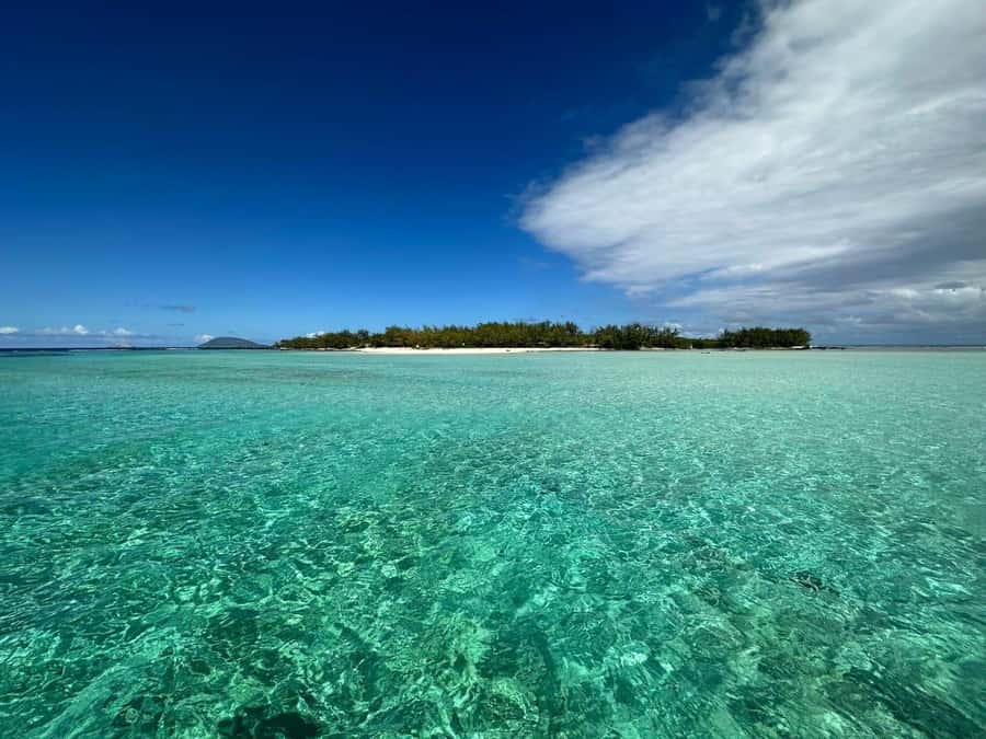 Ile aux Cerfs: Island & Waterfall Speedboat Tour with Lunch - The colors and coast between the stops