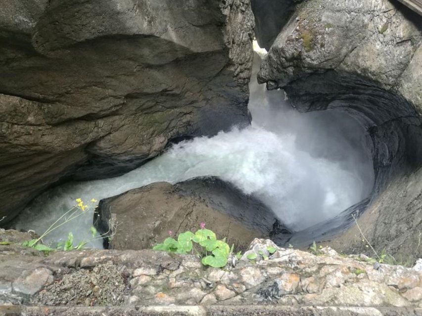 Interlaken: 72 Waterfalls Valley & Lauterbrunnen E-Bike Tour - Lauterbrunnen and the Valley of 72 Waterfalls