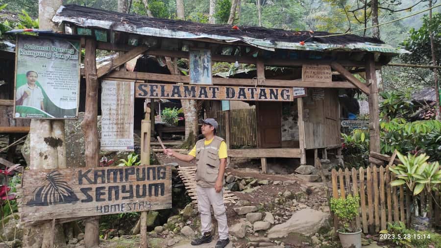 Jakarta: Active Volcano, Waterfall &beautiful local village - A short stop at Ciater tea country