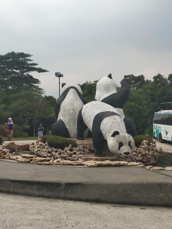 Jakarta : Taman Safari, Panda Palace, and Waterfall - The guides can shape the whole experience