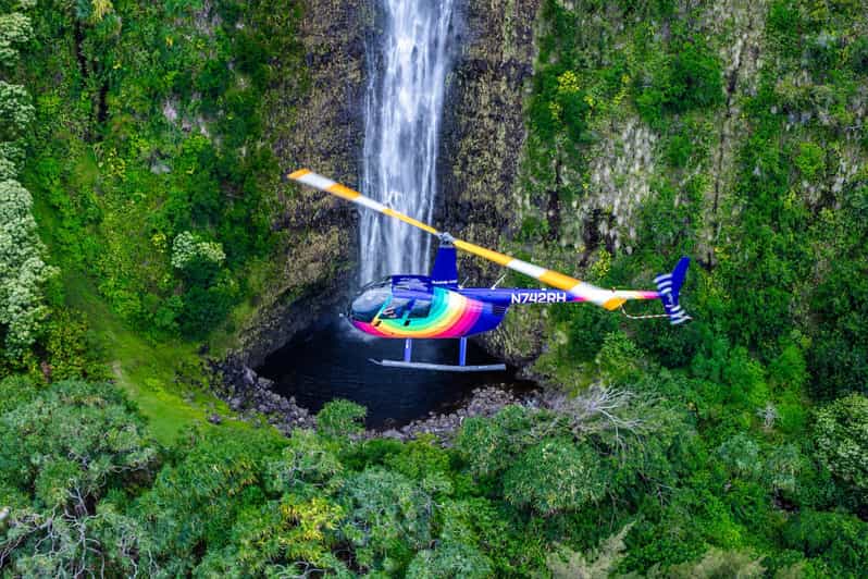 Kailua-Kona: Kohala, Volcanoes and Waterfall Helicopter Tour - Starting over Kailua Bay and Mauna Loa