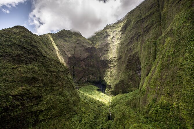 Kauai Deluxe Waterfall Safari: Helicopter Tour - Weather, cancellations, and the risk you should understand