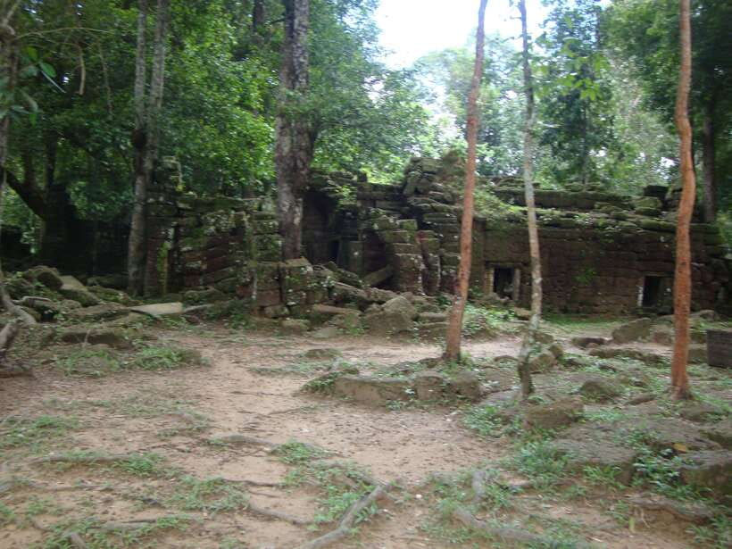 Kulen Mountain: Full-Day Private Waterfall Tour - Reading the carvings at the River of 1000 Lingas