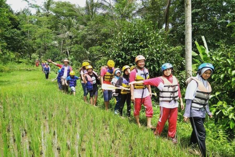 Lombok: White Water Rafting, Rice Terrace & Waterfall Tour - Lunch and the pause after the river