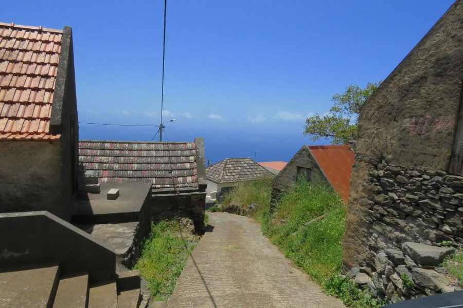 Madeira : Southwest coast, Run & Anjo´s Waterfall 4x4 Tour - Calheta and Madalena do Mar: a gentle start by the coast
