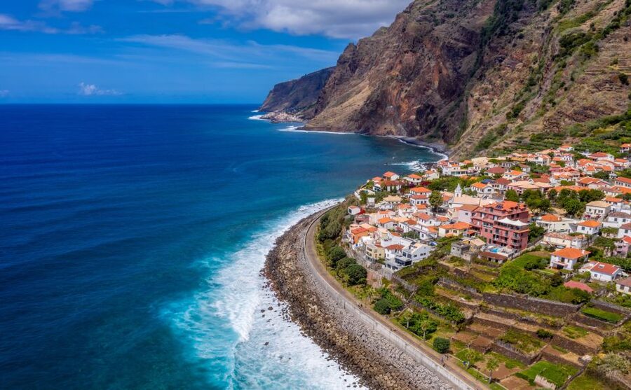 Madeira : Southwest coast, Run & Anjo´s Waterfall 4x4 Tour - The rum and gin distillery adds a local taste