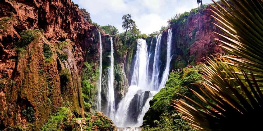 Marrakech: excursion ouzoud waterfall - Arriving at the red cliffs and waterfalls