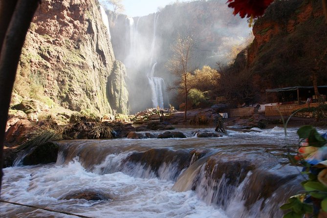 Marrakech: Ouzoud Waterfalls Guided Day Trip with Boat Ride - The one-hour trek toward the lower falls