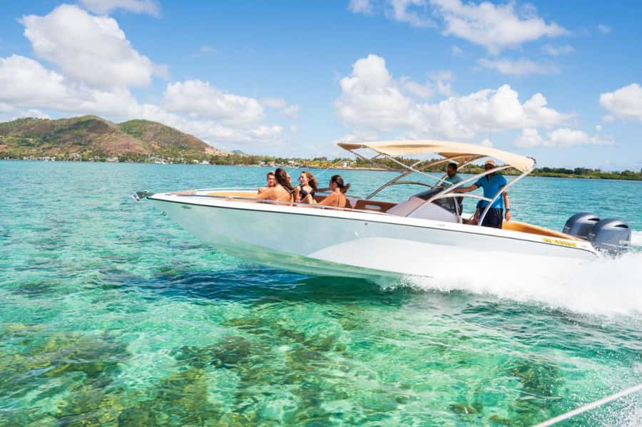 Mauritius: Speedboat Ile aux Cerfs, GRSE Waterfall, BBQ, Bar - A fast start from Cabane du pêcheur