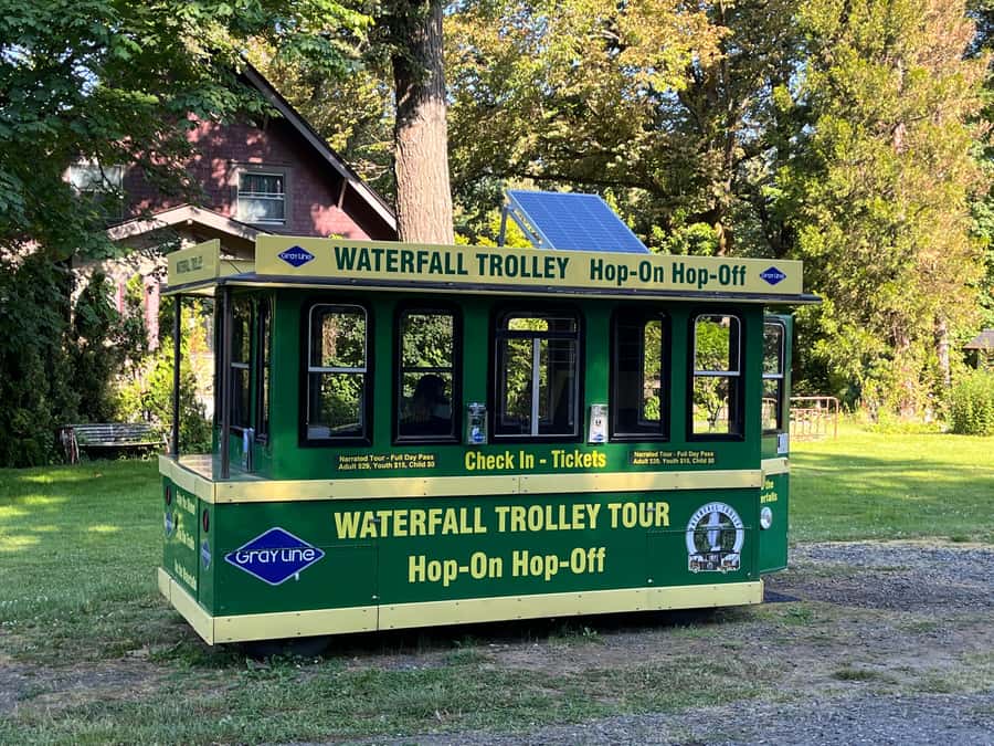 Multnomah Falls: Waterfall Corridor Hop-On Hop-Off Trolley - Latourell Falls and Bridal Veil Falls offer easy variety