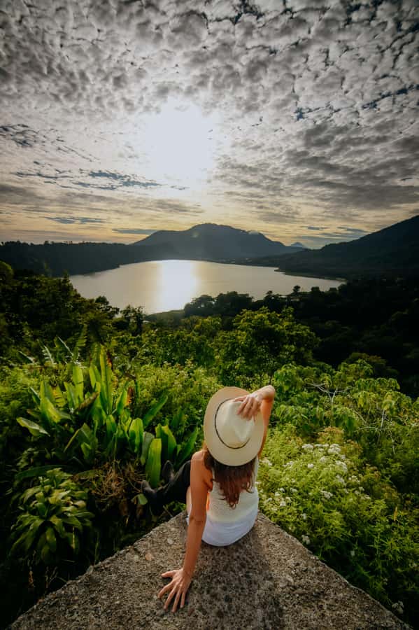 Munduk : Jungle Trekking,Canoeing,waterfall &authentic lunch - Canoeing Across Lake Buyan and Tamblingan
