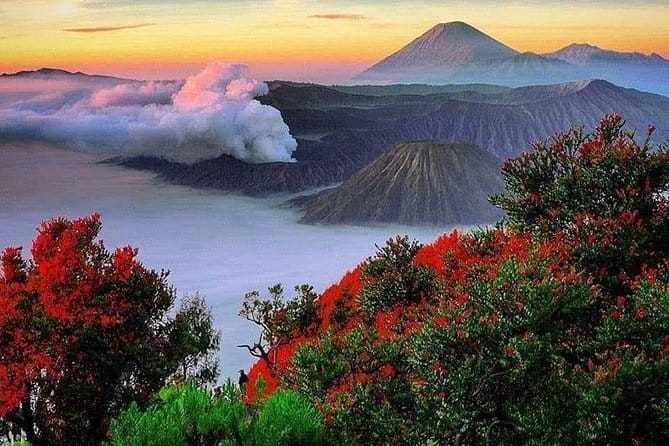 Munduk Twin Lake Jungle Hike, Ulun Danu Temple, & Waterfall - Crossing Tamblingan Lake by traditional canoe