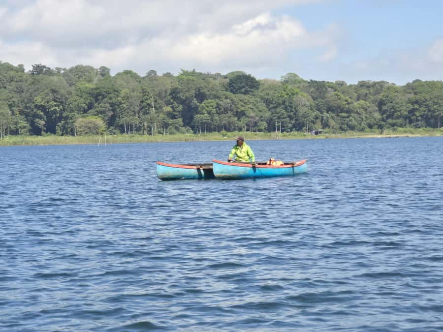 Munduk: Twin Lakes Jungle Hike with Lake Canoe and Waterfall - Canoeing across a serene lake