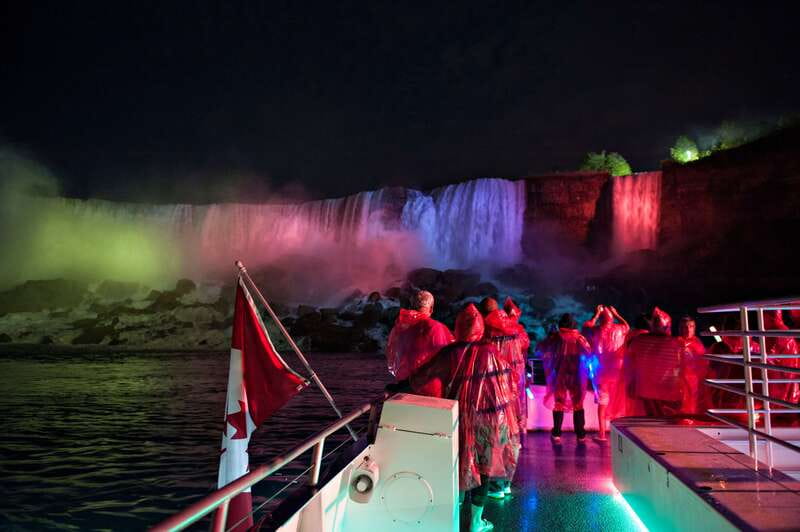 Niagara Falls, Canada: Evening Fireworks Cruise - Getting from the Main Ticket Plaza to the water