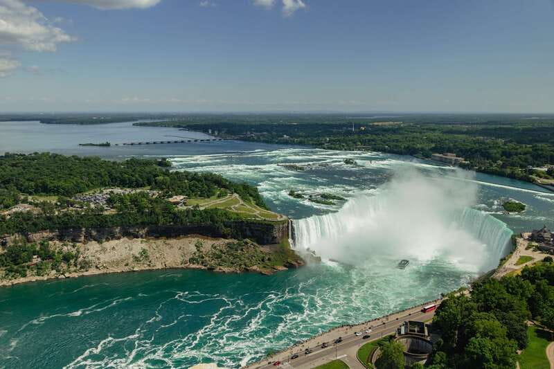 Niagara Falls, Canada: Skylon Tower Observation Deck Ticket - Allow time for the base-level shops and attractions