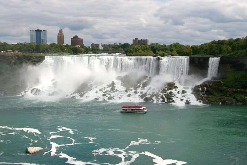 Niagara Falls: Day & Night Tour with Boat Ride and Dinner - Niagara City Cruises: one hour in the spray